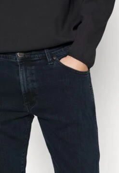 Wrangler Larston - Slim Fit Jeans - Dark Blue Denim -Wrangler be4410a9f7714cfea24391582823bd51