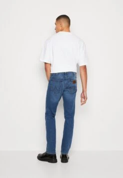 Wrangler Greensboro - Straight Leg Jeans - The Look 10 Wrangler Greensboro - Straight Leg Jeans - The Look -Wrangler bf78f39061ab4dc39e386e140e5cf53f