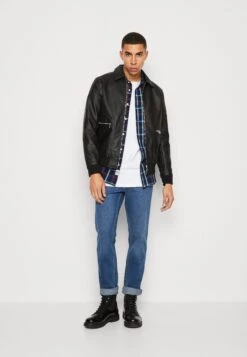 Wrangler Greensboro - Straight Leg Jeans - The Look 9 Wrangler Greensboro - Straight Leg Jeans - The Look -Wrangler d271f89e9f9447fdb9257efa0c94066d