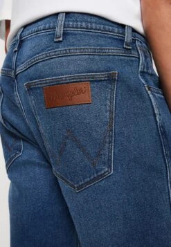 Wrangler Greensboro - Straight Leg Jeans - The Look 13 Wrangler Greensboro - Straight Leg Jeans - The Look -Wrangler d2c3a6fa0e1c4fa6adec78f6ea09b67e