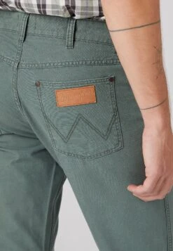 Wrangler Sboro - Broek - Thyme -Wrangler d2e0919ea54e45f2a361e42edabf47cb