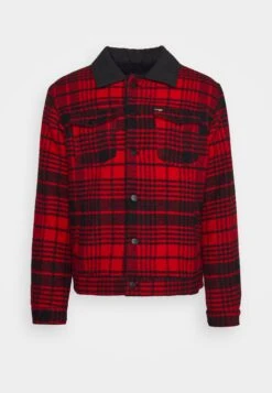 Wrangler Trucker Jacket - Jas - Lava Red 12 Wrangler Trucker Jacket - Jas - Lava Red -Wrangler d41fd1bc64e14d699349a08f0d80309c