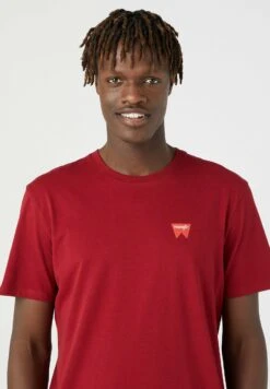 Wrangler Sign Off Tee - T-Shirt Basic - Rhubarb Red -Wrangler dae86119d82f4908ab686f4a80c5559f