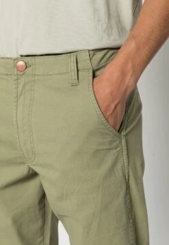 Wrangler Casey Jones- Chino - Oil Green -Wrangler f7297c7e987941cdbb5afde3f4b8ec73