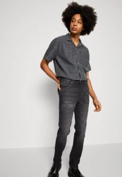 Wrangler Larston - Slim Fit Jeans - Faded Black -Wrangler fa38b23ec11c45e68151b3a3f33c0e19