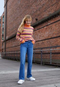 Wrangler Bootcut Jeans - Blau